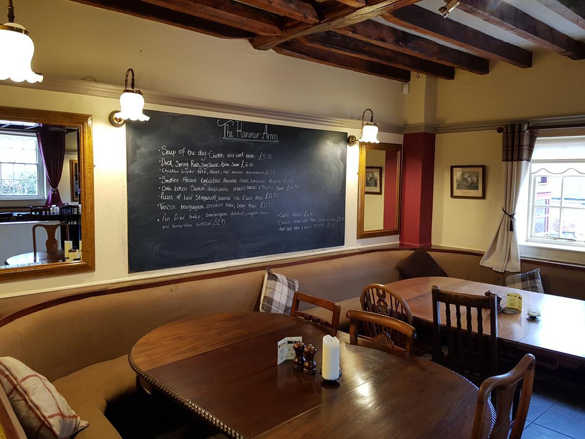 Hanmer Arms Екстер'єр фото